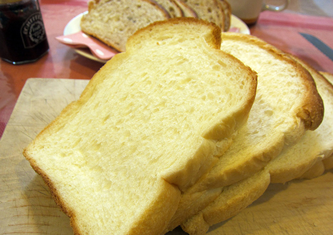 パンにカビが 削れば食べられる 緑色と白色のカビの違いとは フククル