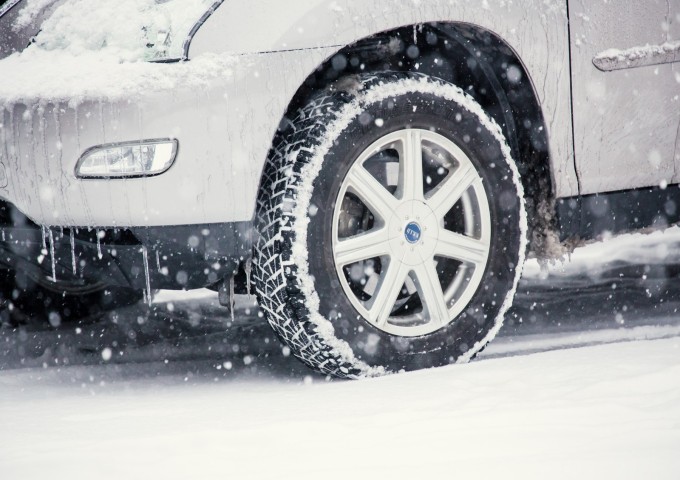 大雪対策 車の雪かき 除雪を傷つけず すばやく行うコツとは 必要な道具は フククル